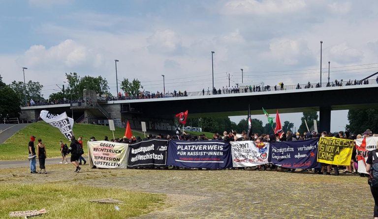 Grefrather Ratsmitglied bei Demo gegen Versammlungsgesetz im  Polizeikessel